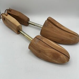 Split-toe cedar shoe tree pair, sizes M and L